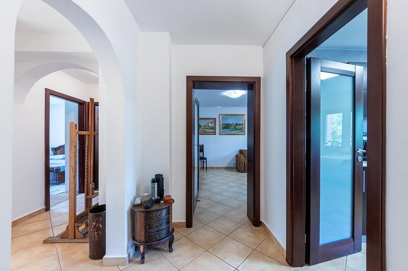 Aviatiei, apartament 4 camere, decomandat + loc ADP.