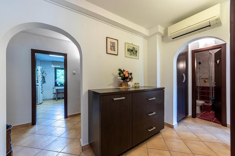 Aviatiei, apartament 4 camere, decomandat + loc ADP.