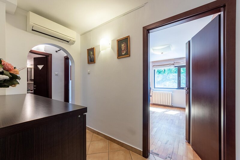 Aviatiei, apartament 4 camere, decomandat + loc ADP.