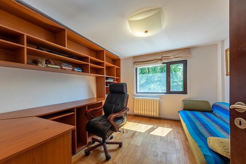 Aviatiei, apartament 4 camere, decomandat + loc ADP.
