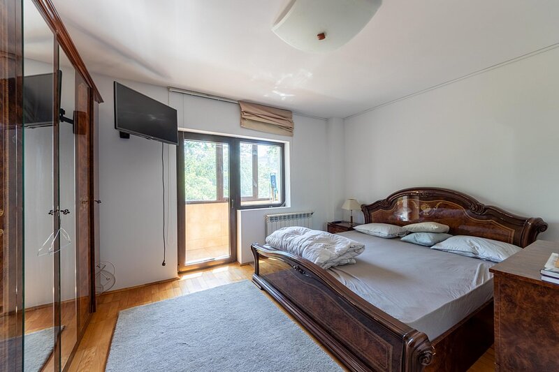 Aviatiei, apartament 4 camere, decomandat + loc ADP.